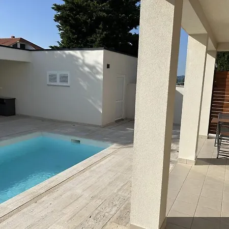 Сasa de vacaciones In With Swimming Pool *